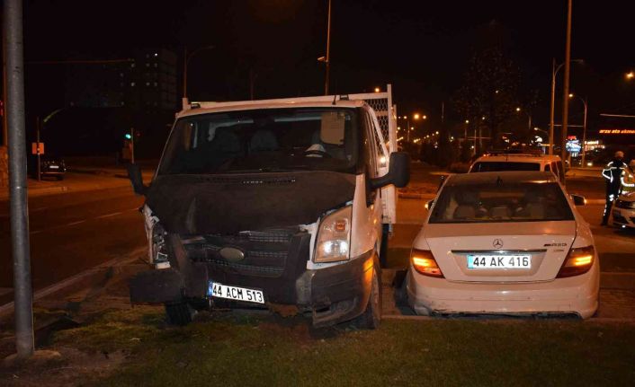 Malatya’da çarpışan 2 araç refüje çıktı: 2 yaralı