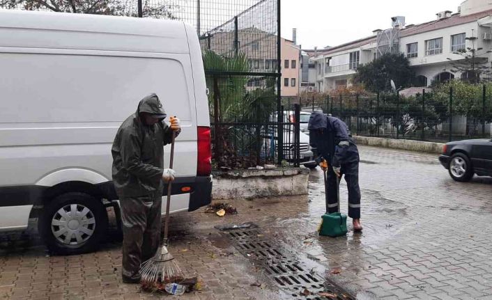 Marmaris’te belediye ekiplerinden yağmur mesaisi