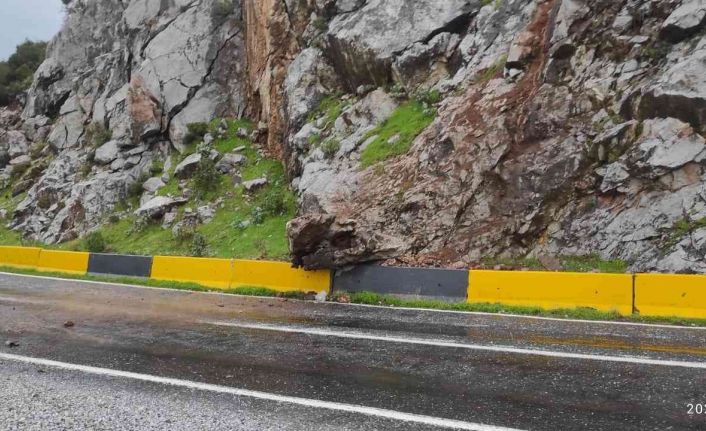 Marmaris’te sağanak yağış nedeniyle yollar kapandı, iş yerlerini su bastı