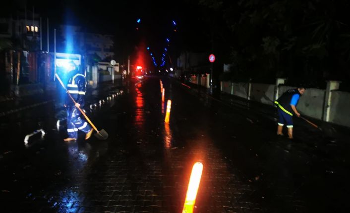 Marmaris’te sağanak yağış sonrası cadde ve sokaklar sele döndü