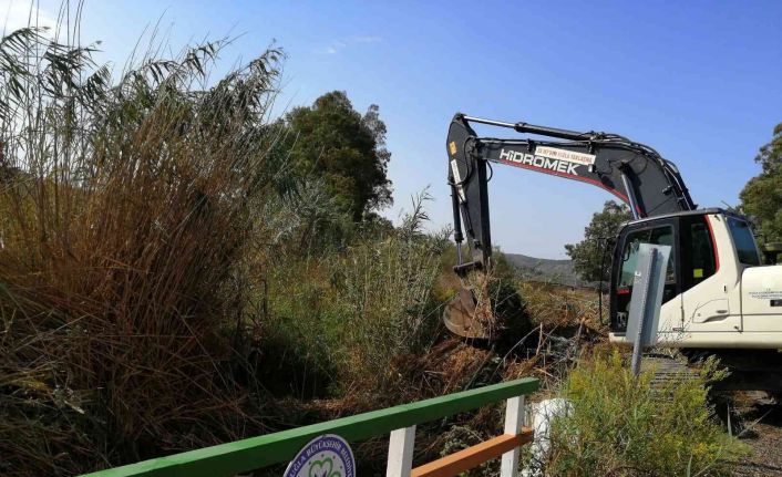 Menteşe’de 5 kilometre dere temizliği yapıldı