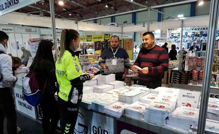 Mersin polisi, kitap fuarında vatandaşları bilgilendirdi