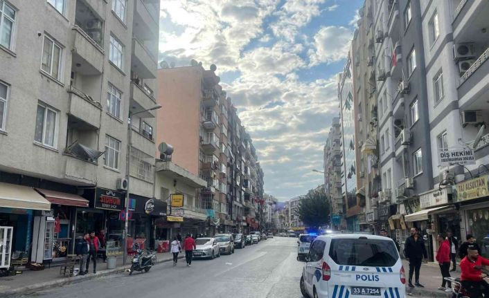 Mersin’de iki grubun kavgasında yoldan geçen şahıs tabanca ile yaralandı