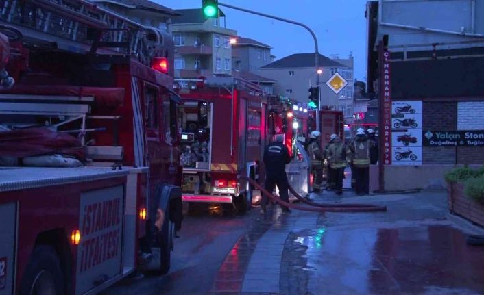 Pendik’te motosiklet tamirhanesinde yangın