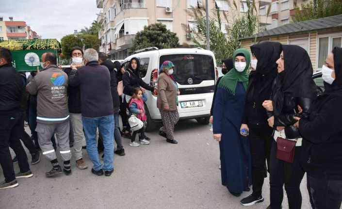 Salıncaktan düşerek ölen lise öğrencisi gözyaşları içinde toprağa verildi