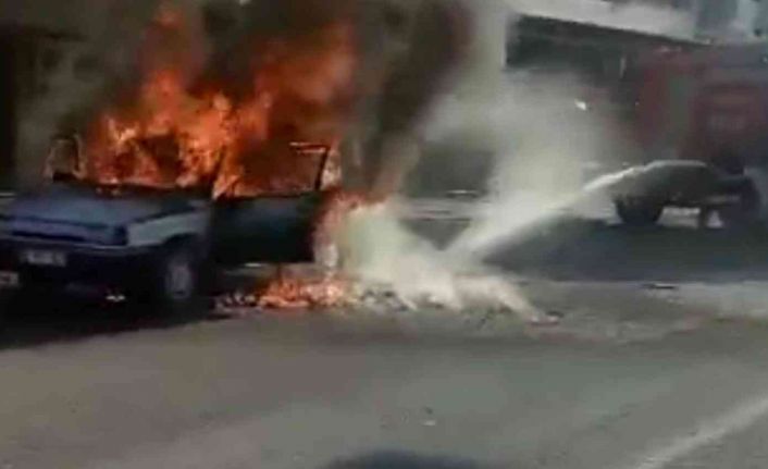 Şanlıurfa’da seyir halindeki otomobil alev topuna döndü