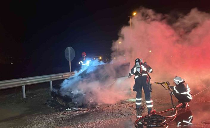 Seyir halinde ki otomobil alev alev yandı