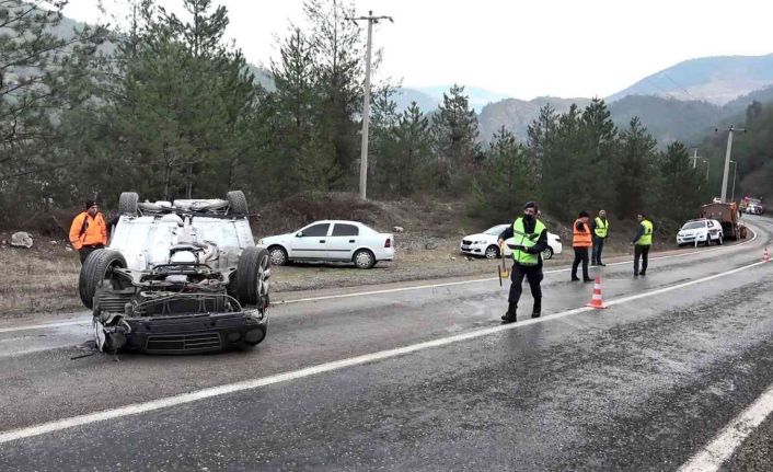 Takla atan otomobil sürücüsü yaralandı