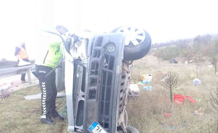 TEM’de hafif ticari araç şarampole devrildi: 1 ölü, 1 yaralı