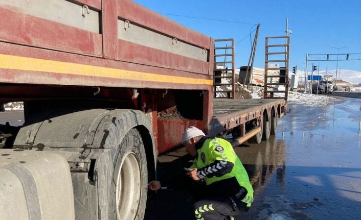 Tercan’da ’zorunlu kış lastiği denetimi’ yapıldı