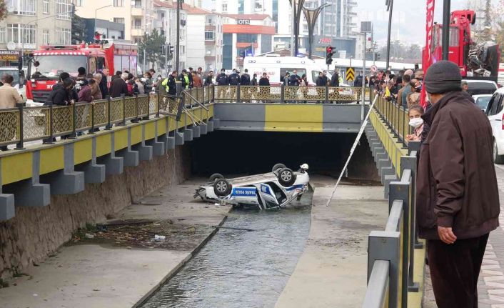 Tokat’ta trafik polisi aracı dereye uçtu: 1 yaralı