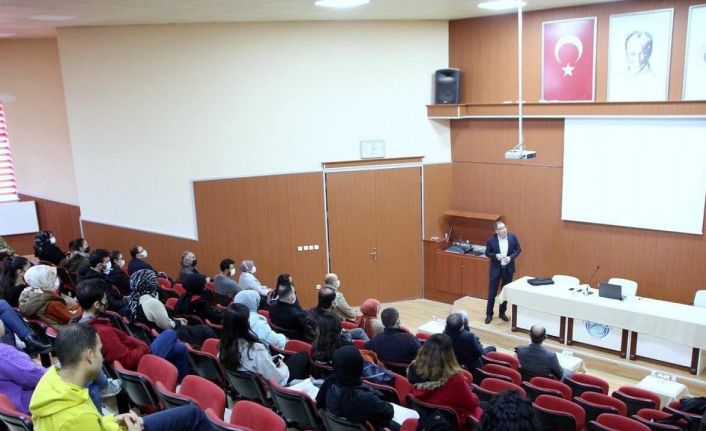 Üniversitede “Altın Oran ve Leonardo Fibonacci” semineri verildi