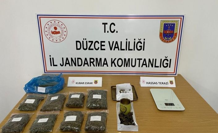 Uyuşturucu taciri paketlediği uyuşturucularla birlikte yakalandı