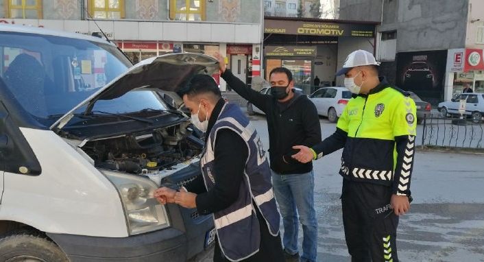 Yavru kediyi polisler kurtardı