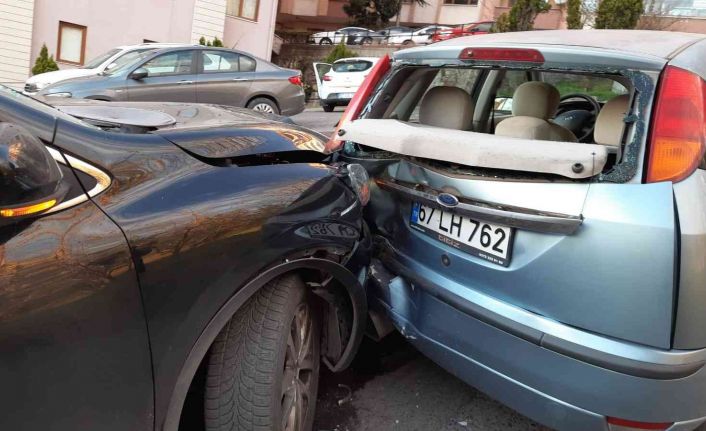 Yokuş aşağı inen otomobil 2 araca çarptı: 1 yaralı