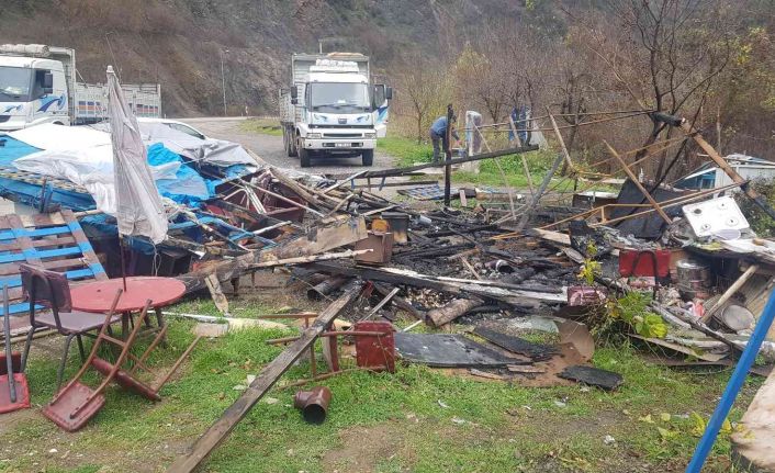 Yol kenarındaki baraka alevlere teslim oldu