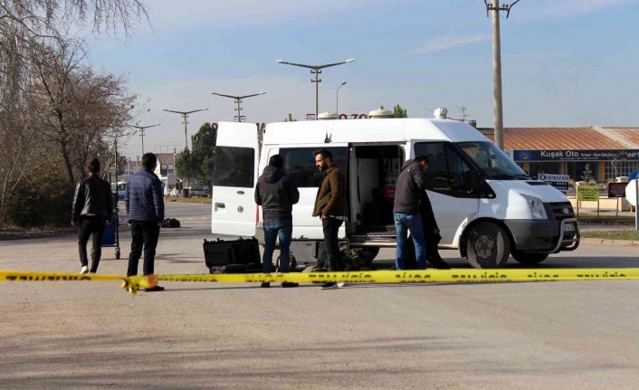 Yol ortasındaki çanta ekipleri alarma geçirdi