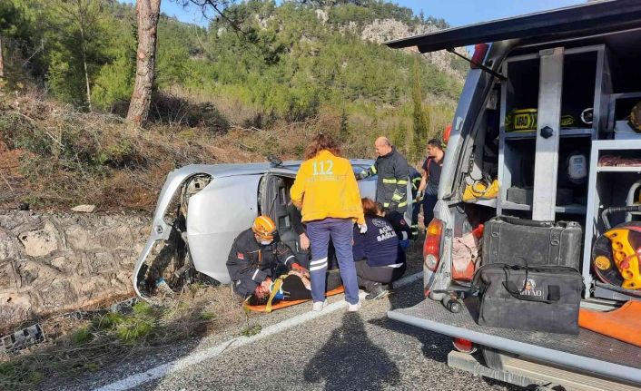 Yoldan çıkan otomobil devrildi: 2 yaralı