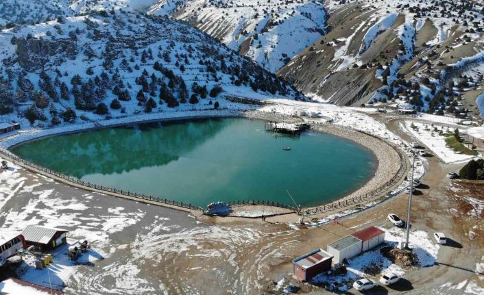 Yüzeyi buz tutan Ardıçlı Gölü’nde mest eden kış manzarası