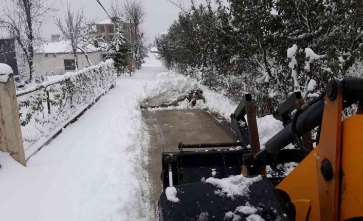 Akçaabat’ta kardan kapanan yollar açıldı