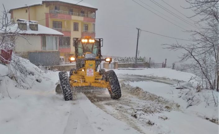 Altınordu’da ekipler kar mücadelesini sürdürüyor