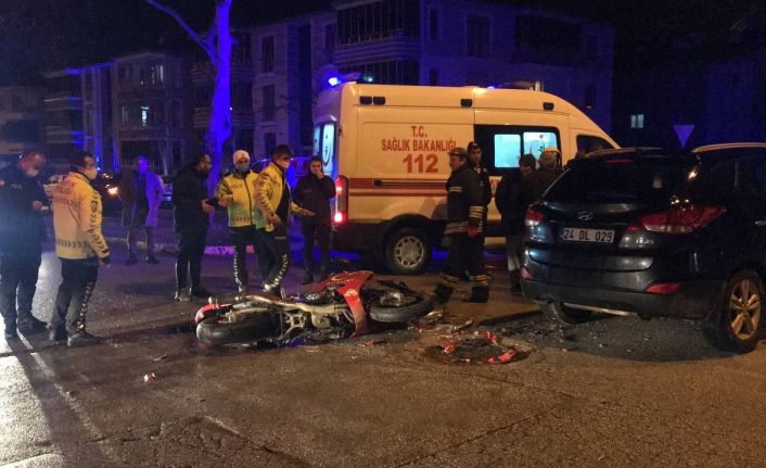 Aracın altında sıkışan motosiklet sürücüsü kurtarıldı