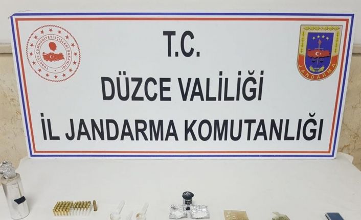 Araçtan her çeşit uyuşturucu çıktı