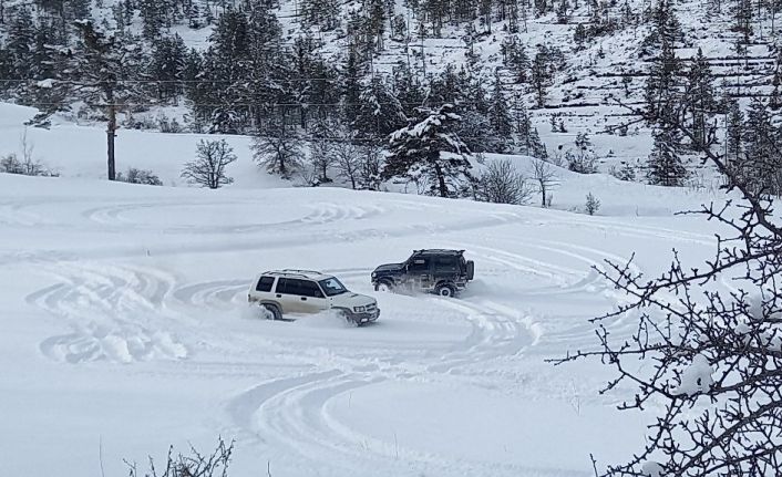 Artvin’de Off-road tutkunları karı eğlenceye dönüştürdü