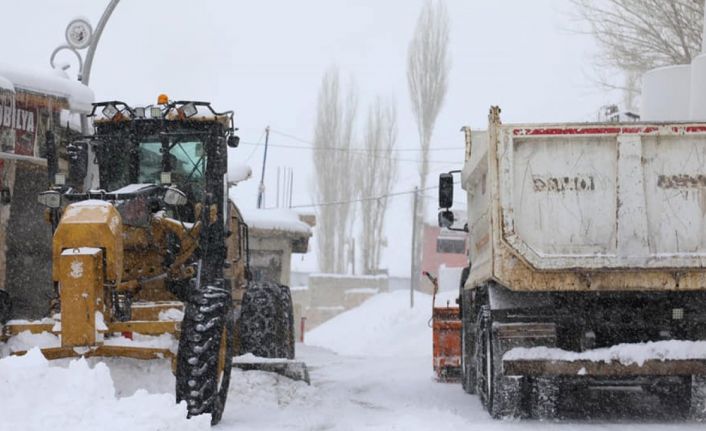 Başkale’de 49 yerleşim yerinin yolu ulaşıma kapandı