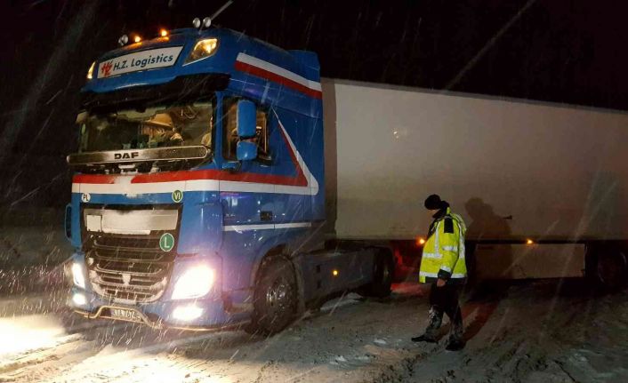 Bayburt’un yüksek kesimlerinde kar, tipi ulaşımı aksatıyor