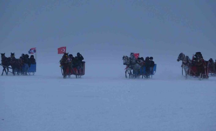 Belediye başkanları Çıldır Gölü’nde tipiye yakalandı