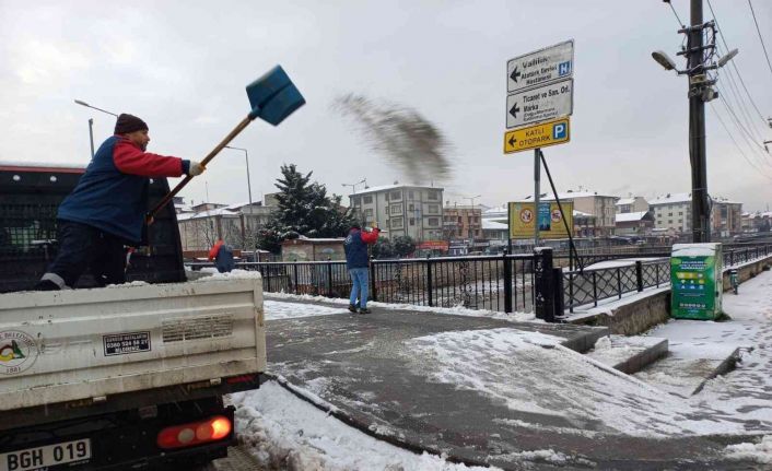 Belediye ekipleri kar yağışına karşı teyakkuza geçti