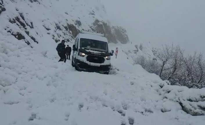Bingöl’de çığ düştü, yol ulaşıma kapandı