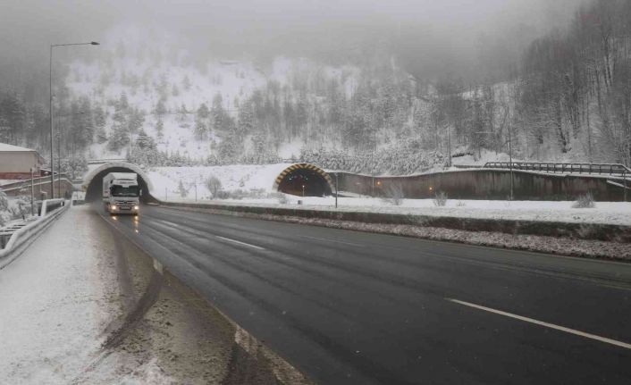 Bolu Dağı’nda kar yağışı devam ediyor