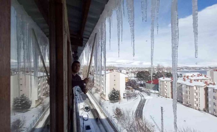 Çatılarda 2 metrelik buz sarkıtları oluştu