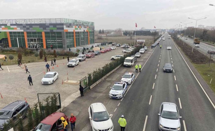 Çevre yolunda velilerin tehlikeli parkı