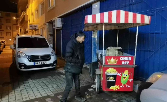 Engelli gencin mısır tezgahının aküsünü ve malzemelerini çaldılar