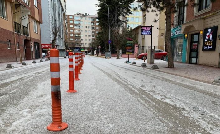 Eskişehir’de cadde ve sokaklar adeta buz pistine döndü