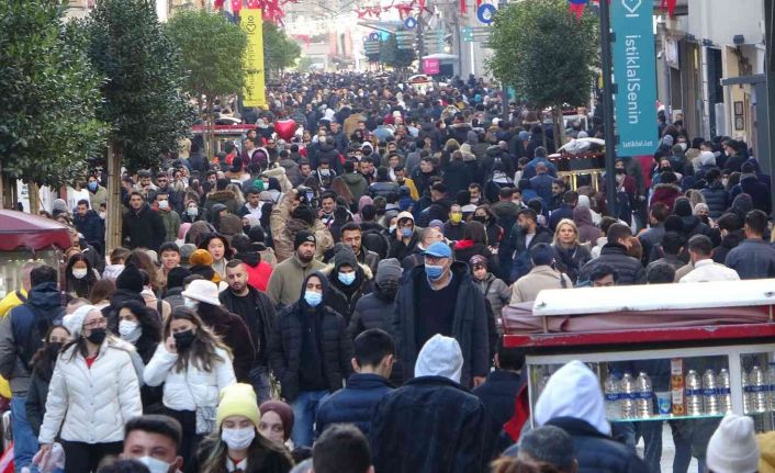 Güneşi gören Taksim’e akın etti