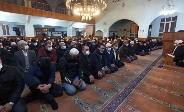 Hatip Camii’nde sabah namazına yoğun katılım