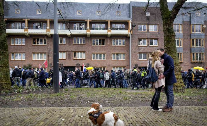 Hollanda’da Covid-19 kısıtlamaları protesto edildi