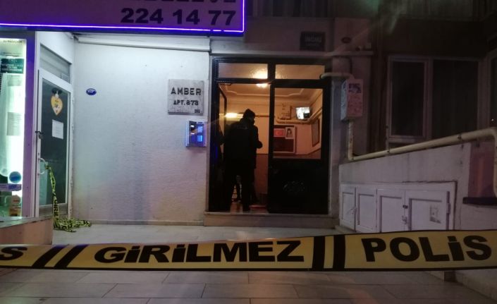 İzmir’de trans birey yaşadığı binanın girişinde ölü bulundu