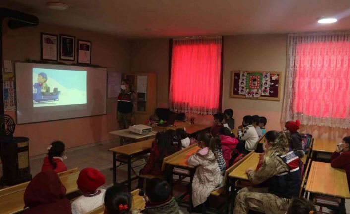 Jandarmanın kurtarma köpeğinden çocuklara gösteri