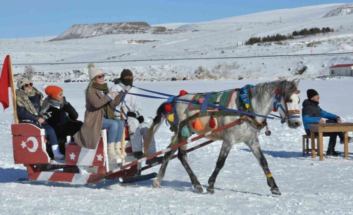 Kars’ta buz üzerinde atlı kızak keyfi sürüyor