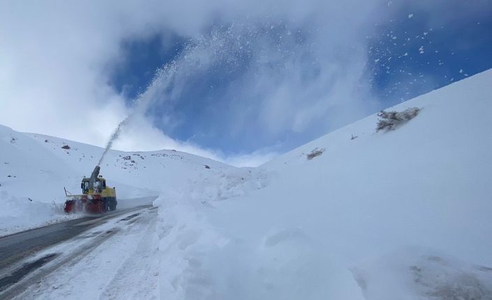 Kayak merkezi yolunda 15 kişi mahsur kaldı