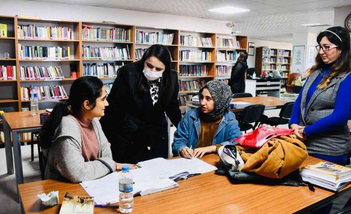 Kaymakam Demir, kütüphanede incelemelerde bulundu