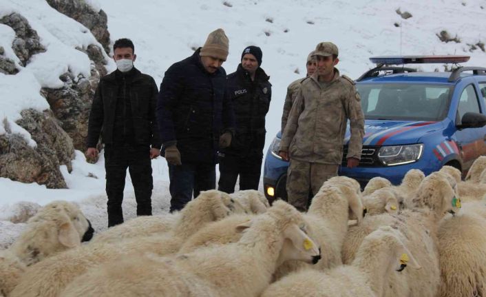 Kaymakam Türkoğlu, karlı yolları açma çalışmalarını denetledi