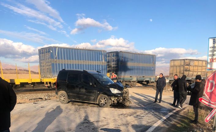 Malatya’da yük treni otomobile çarptı: 1 yaralı