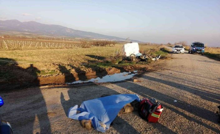 Minibüs sepetli motosikletle çarpıştı: 1 ölü