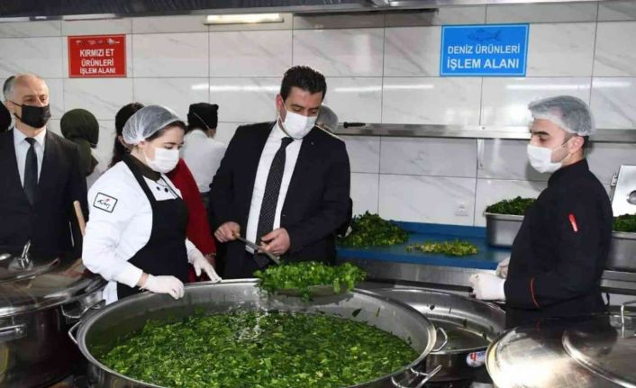 Öğrenciler günde 2 bin 200 kişiye yemek üretiyor